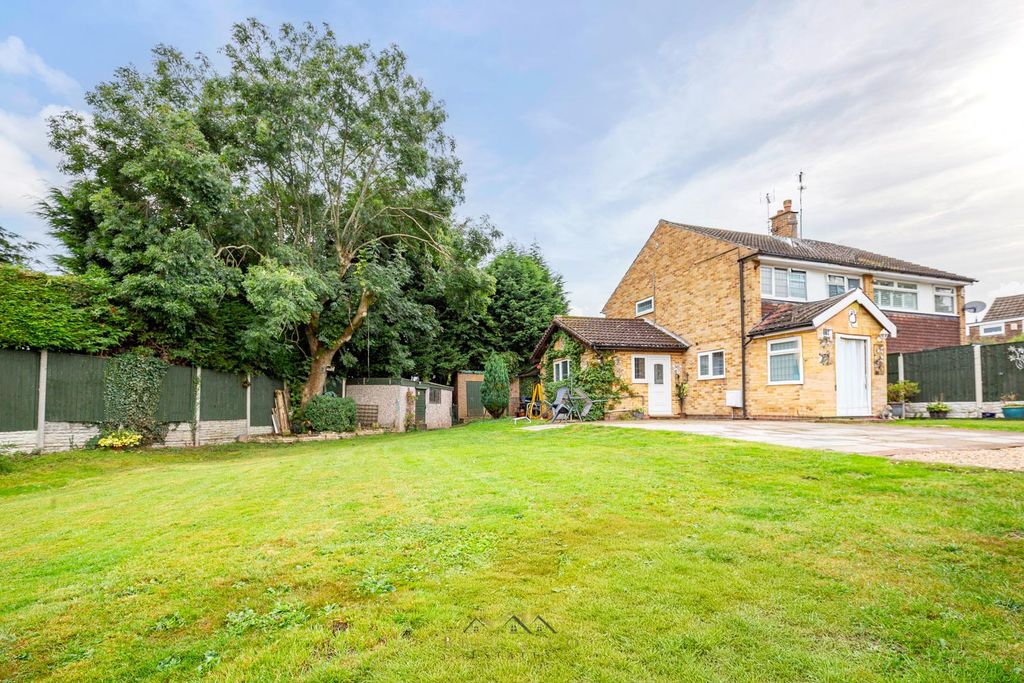 Property photo 3 of 37 Front Garden 1.1