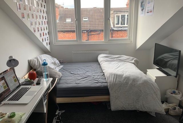 Property photo 2 of 8 Bright, Tidy Double Bedroom With A Large Window, c...