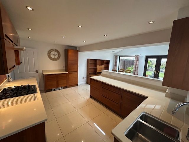 Property photo 3 of 10 Kitchen