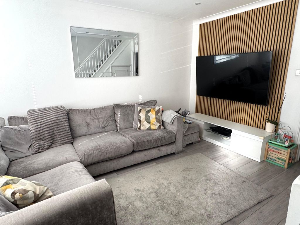 Property photo 2 of 11 Lounge