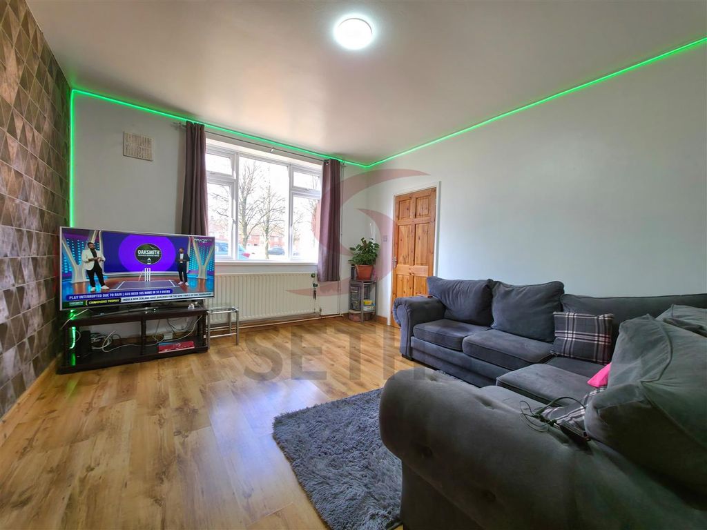 Property photo 2 of 12 Lounge