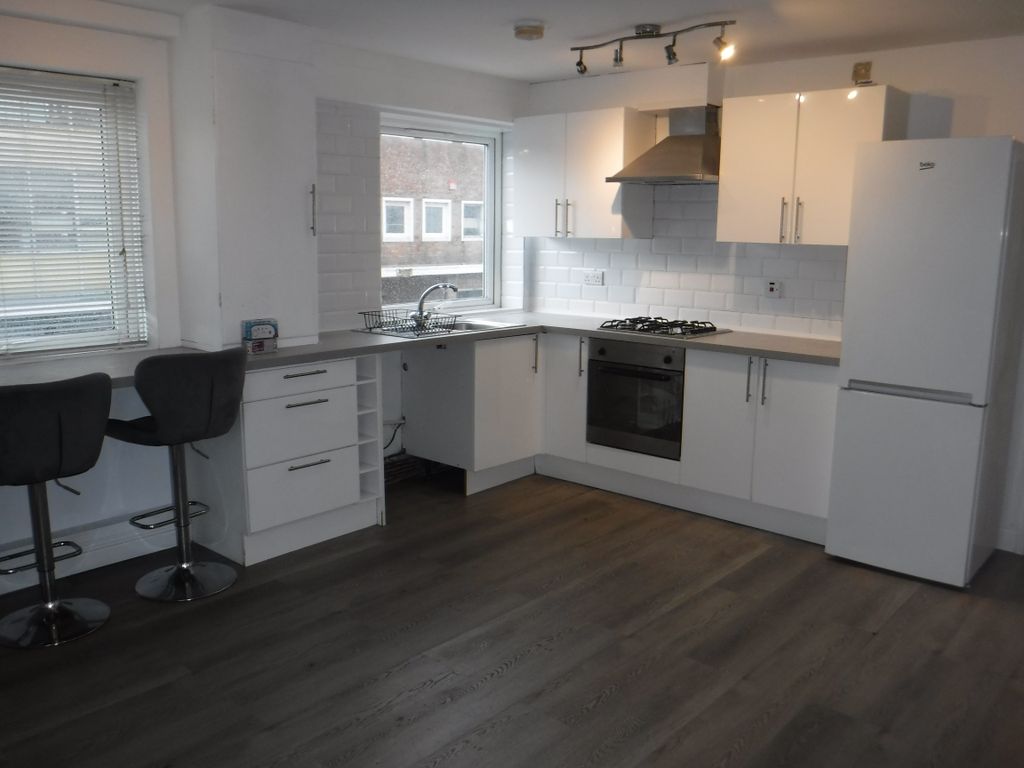 Property photo 3 of 8 Kitchen/Lounge