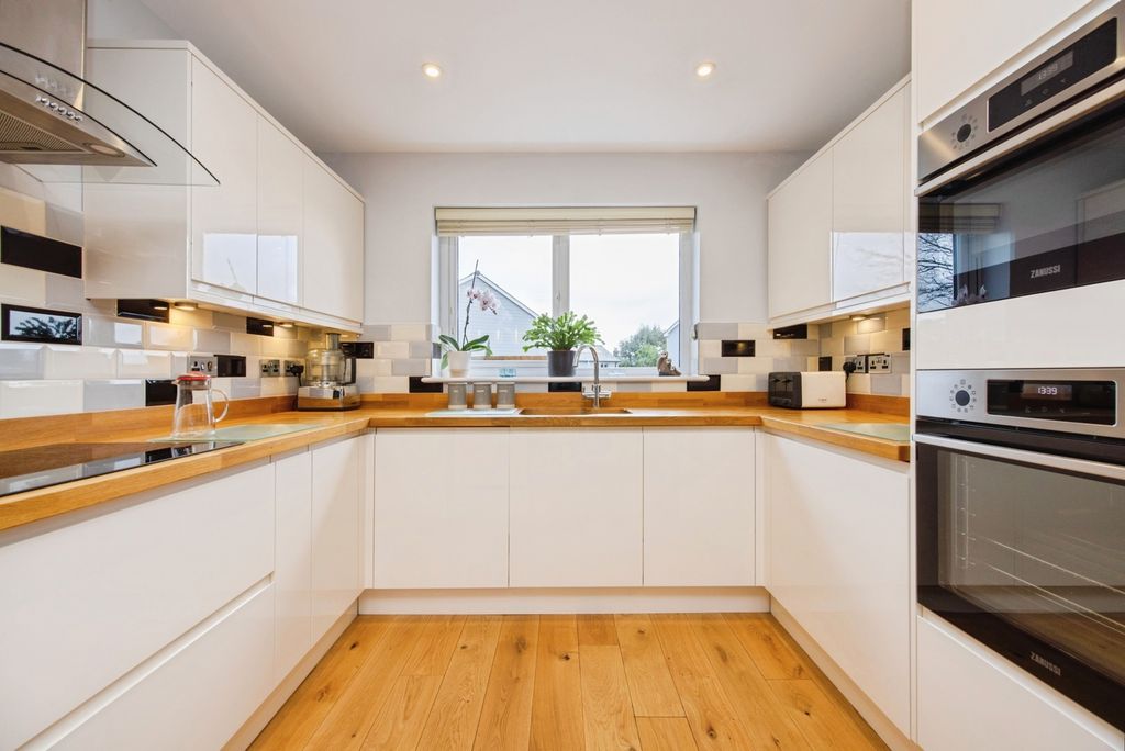 Property photo 3 of 20 Kitchen