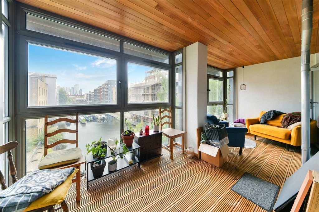 Property photo 3 of 13 Winter Garden