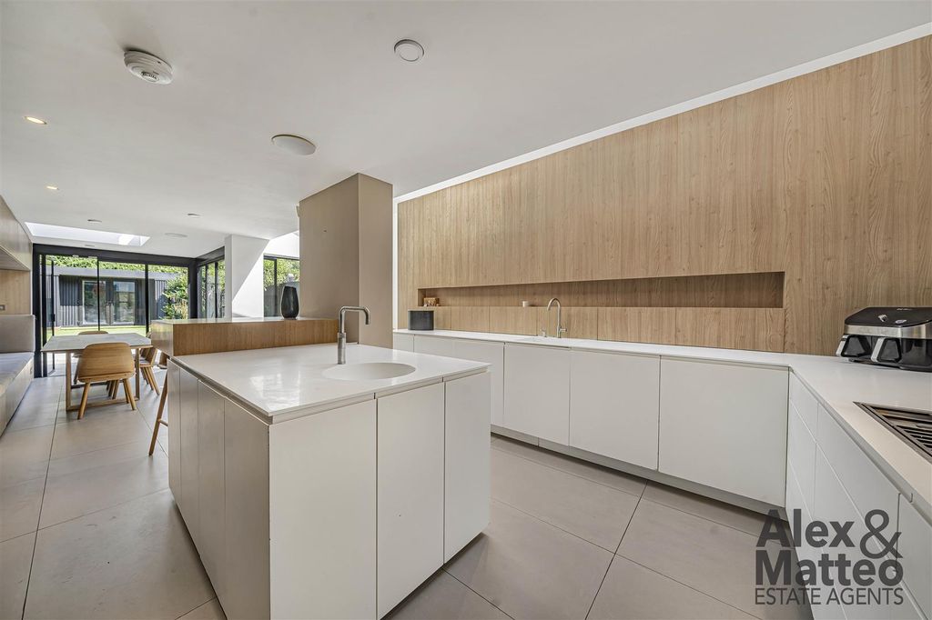 Property photo 2 of 30 Gomm Road