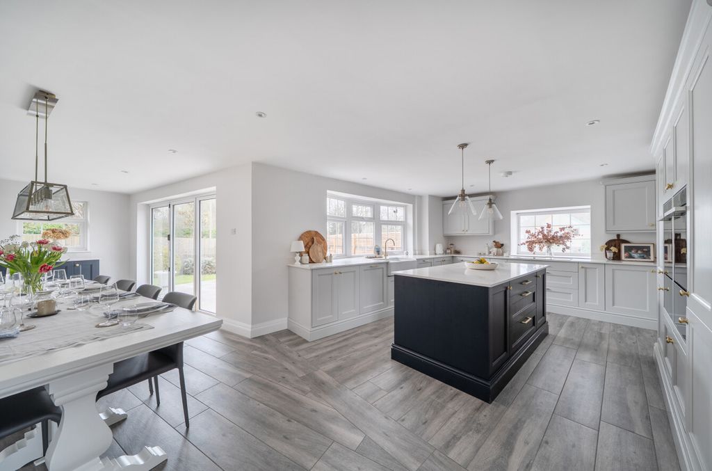 Property photo 2 of 18 1423472-15-69Aeef...