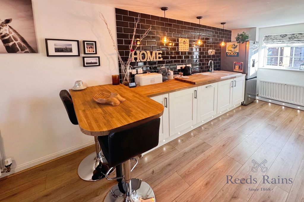 Property photo 2 of 21 Kitchen