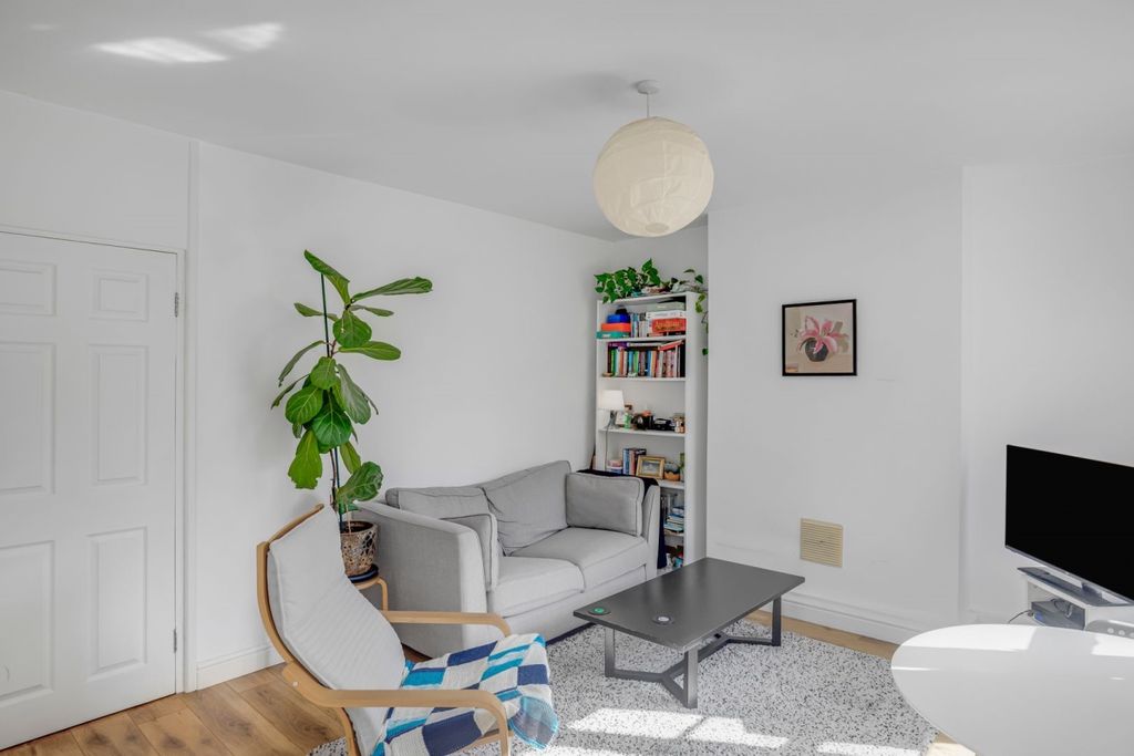 Property photo 1 of 10 Living Room