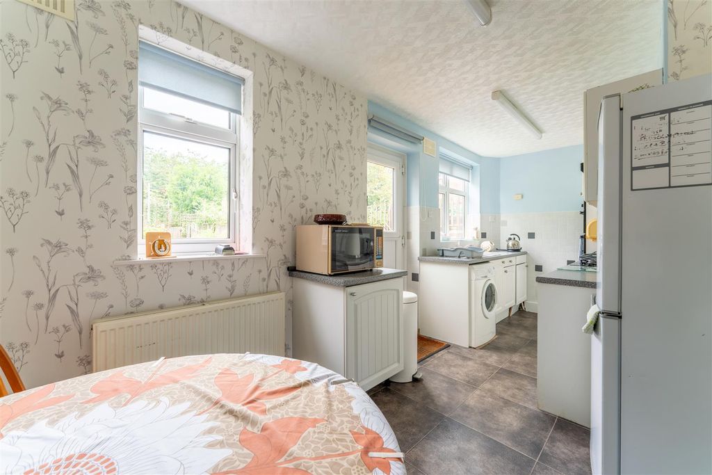 Property photo 3 of 11 49 Homefarm Kitch.Jpg