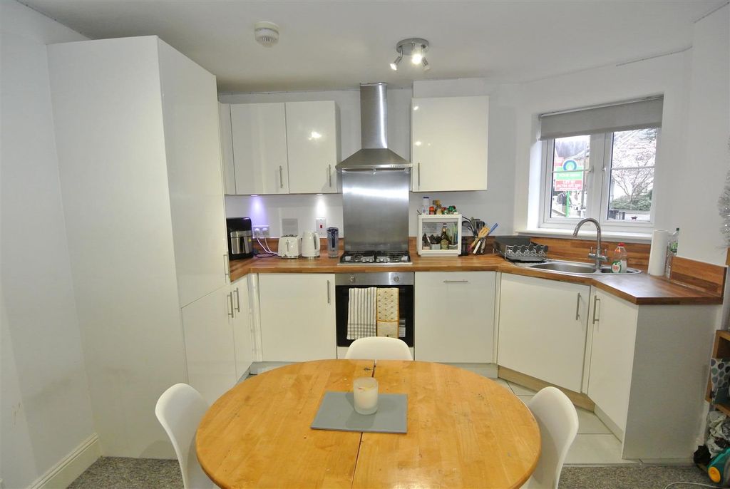 Property photo 3 of 9 Kitchen New.Jpg