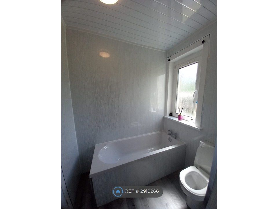 Property photo 3 of 8 Bathroom Bath