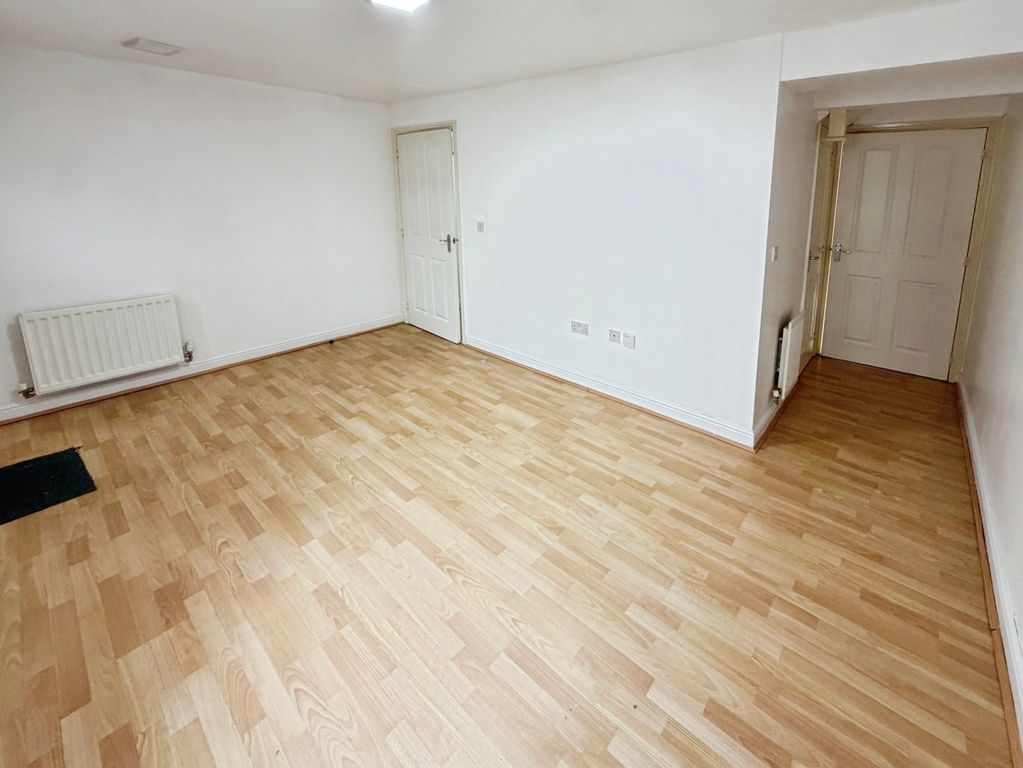 Property photo 3 of 18 Lounge