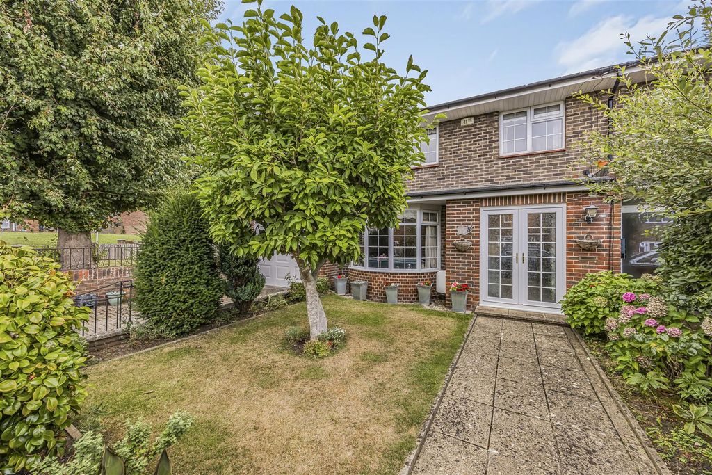 Property photo 2 of 19 8 Moorgreen Road, Havant-Porticomarketing-Soldby-3
