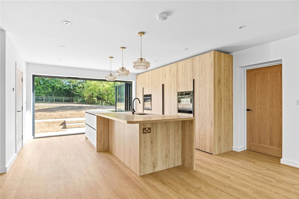 Property photo 2 of 49 Picture No. 15