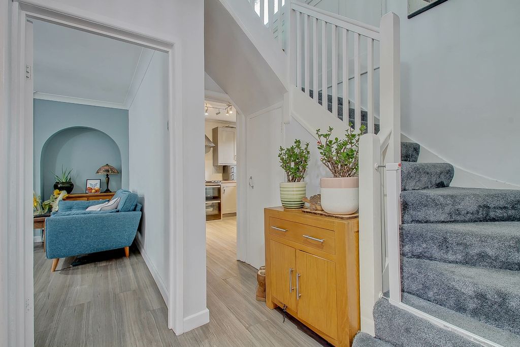 Property photo 2 of 19 4179723