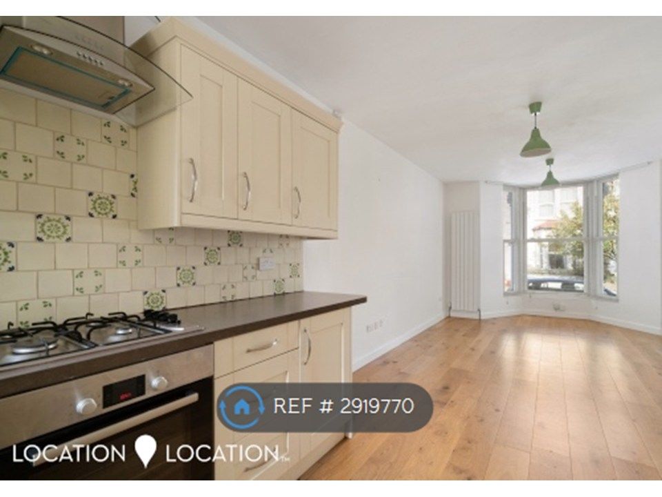 Property photo 1 of 18 Living Room / Kitchen