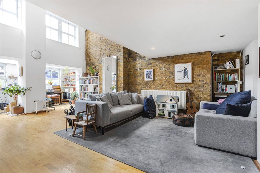 Property photo 1 of 19 Chelmer Road, E9