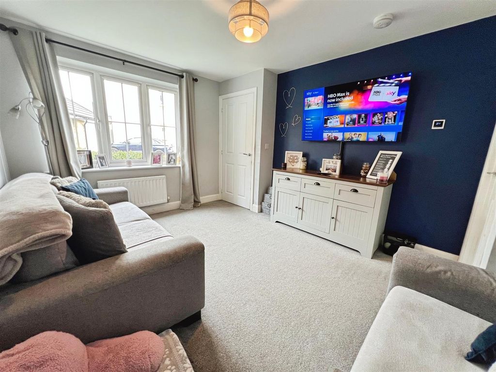 Property photo 2 of 25 Loung