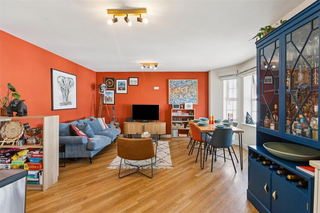 Property photo 1 of 13 Carelia Court, W4 - For Sale