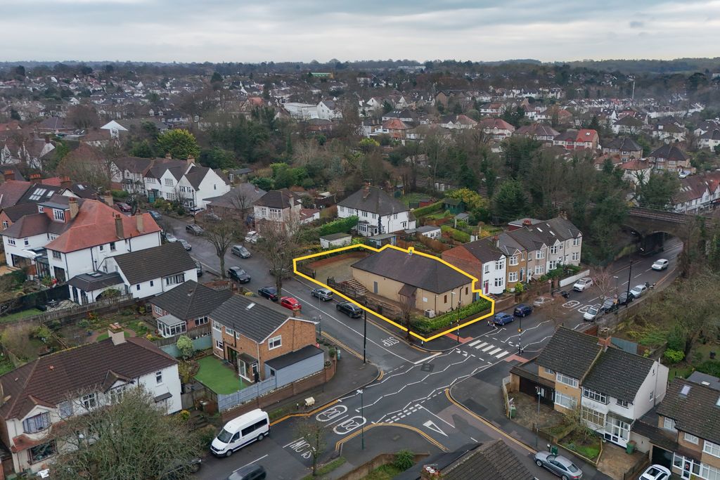 Property photo 2 of 12 16 Hill Road, Carshalton, Sutton, Sm5 3Ra