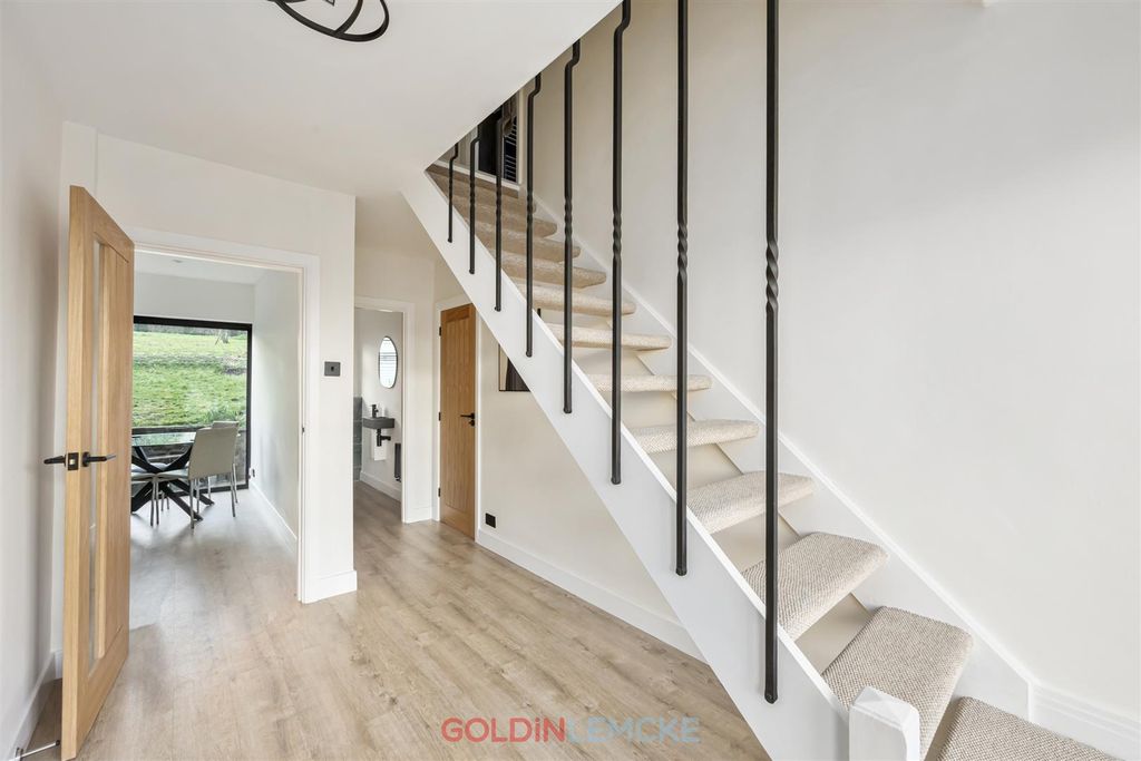 Property photo 3 of 17 Entrance Hall