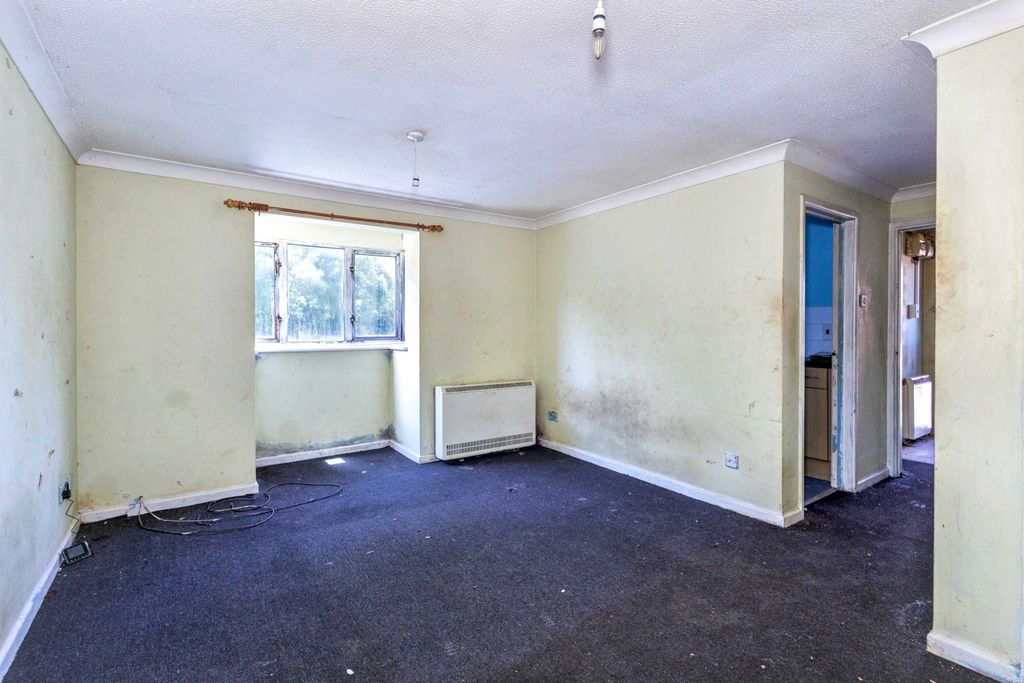 Property photo 2 of 6 75 Gaddesden Crescent, Wavendon Gate, Milton Keynes, Buckinghamshire, Mk7 7Sb