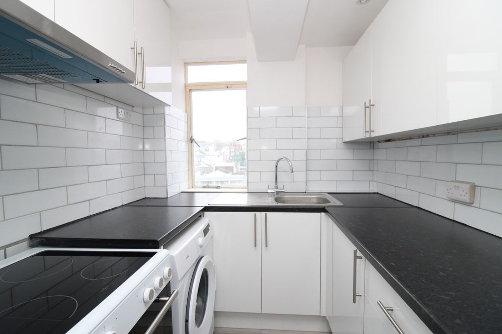 Property photo 2 of 9 Kitchen