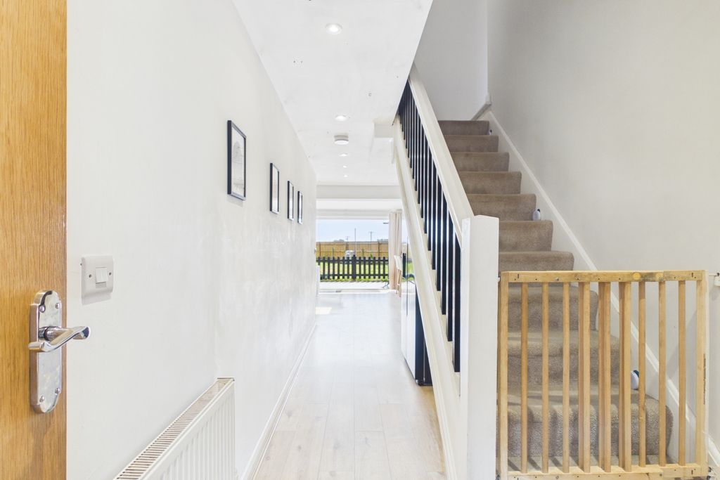 Property photo 2 of 28 Ewemove - Spalding - Hallway