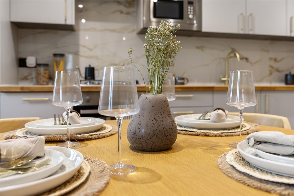 Property photo 2 of 12 4Highamrd-Showflatweb20.Jpg