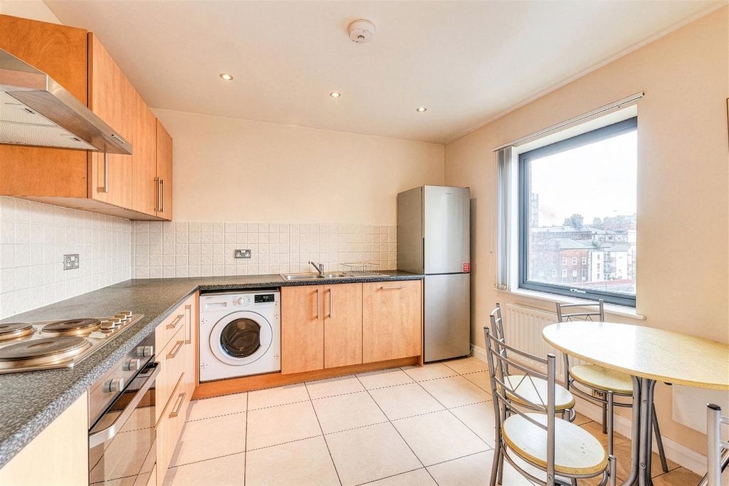 Property photo 2 of 11 65 Central Gardens_10.Jpg