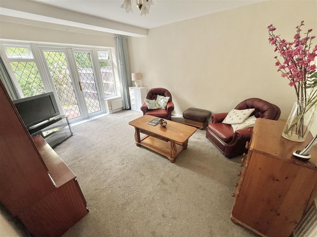 Property photo 3 of 21 Lounge