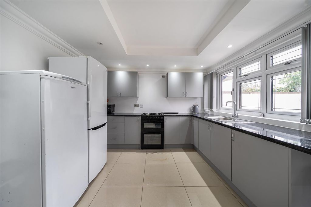 Property photo 3 of 19 Kitchen