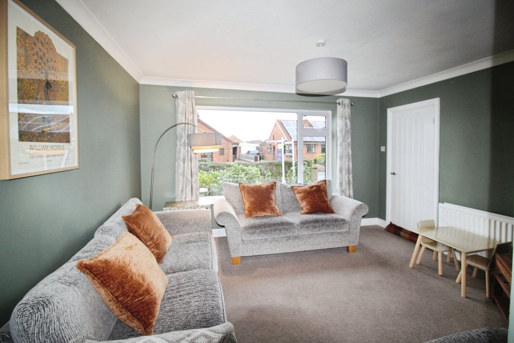 Property photo 2 of 17 Lounge