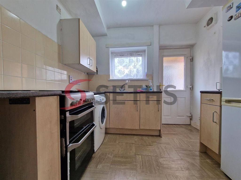 Property photo 3 of 7 Kitchen