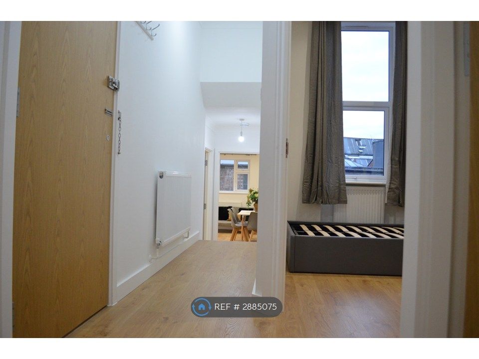 Property photo 2 of 7 Hallway
