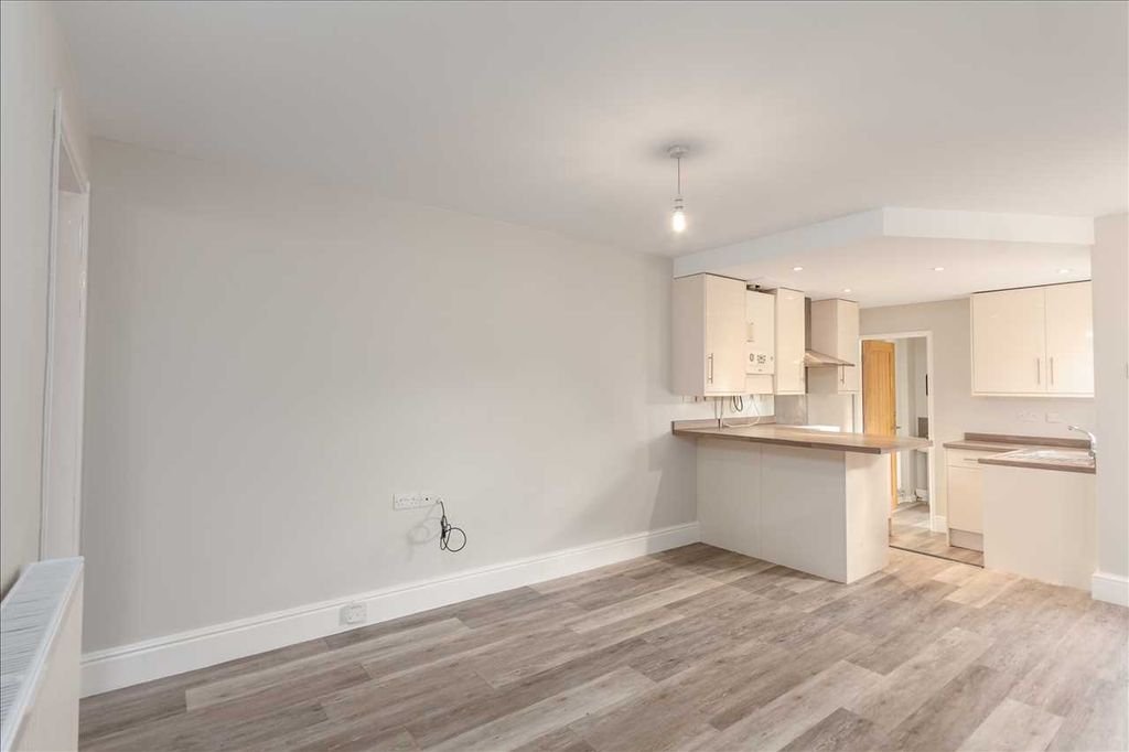 Property photo 2 of 6 Living Room/Kitchen