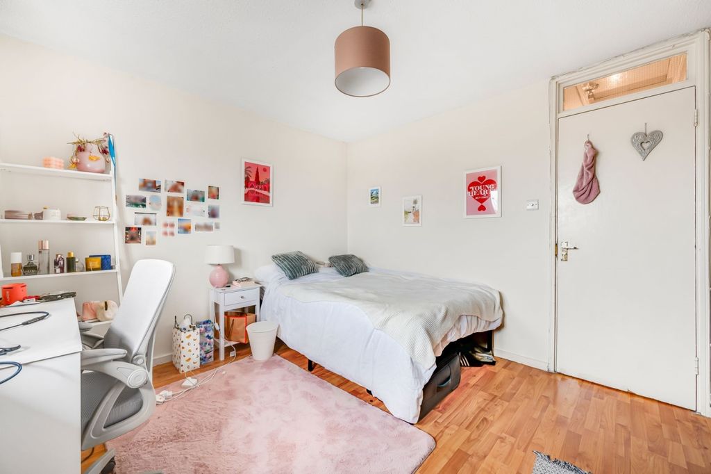 Property photo 3 of 13 Kfh__Brassey_Road__N