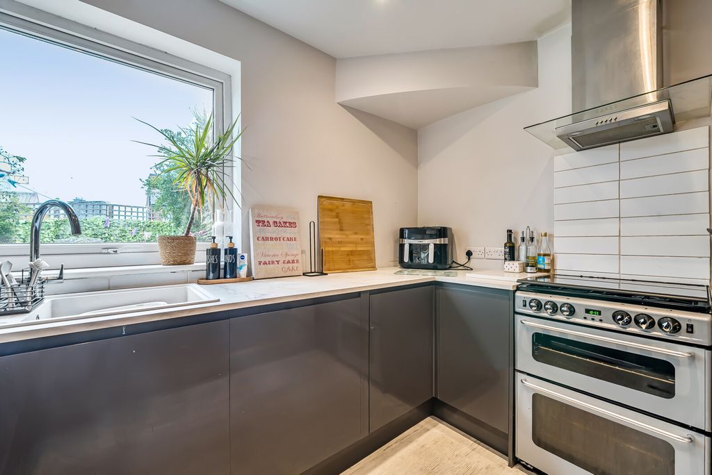 Property photo 3 of 19 Kitchen