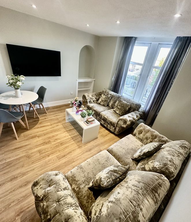 Property photo 2 of 9 Living / Dining