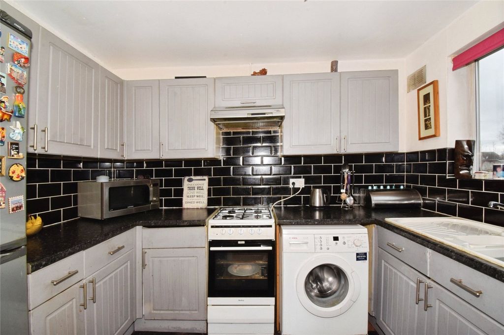 Property photo 3 of 18 Kitchen