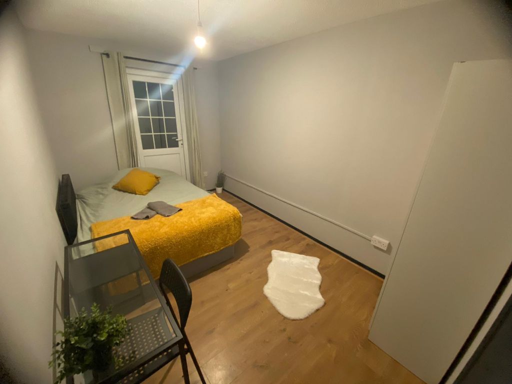 Property photo 1 of 11 Room 2- £790 Available From 24/05/2026