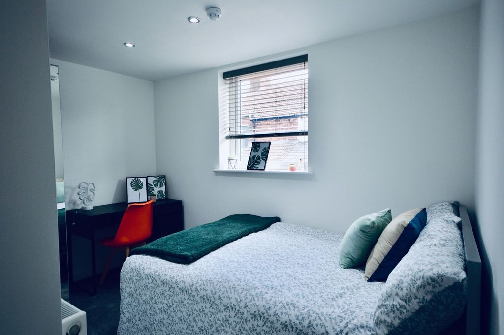 Property photo 2 of 4 A Bright And Cozy Bedroom Featuring A Double Bed W...
