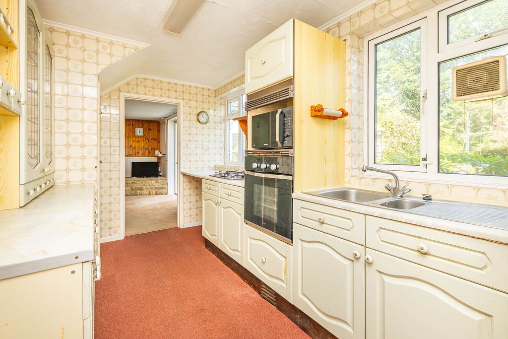 Property photo 3 of 21 Kitchen