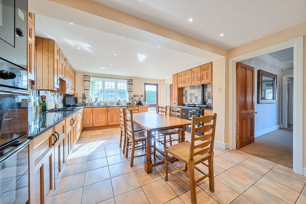 Property photo 3 of 41 Kitchen / Breakfast Room