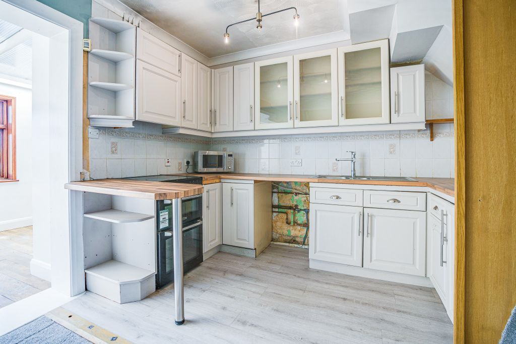 Property photo 3 of 17 Kitchen 1