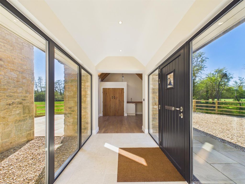 Property photo 3 of 18 Entrance Hall