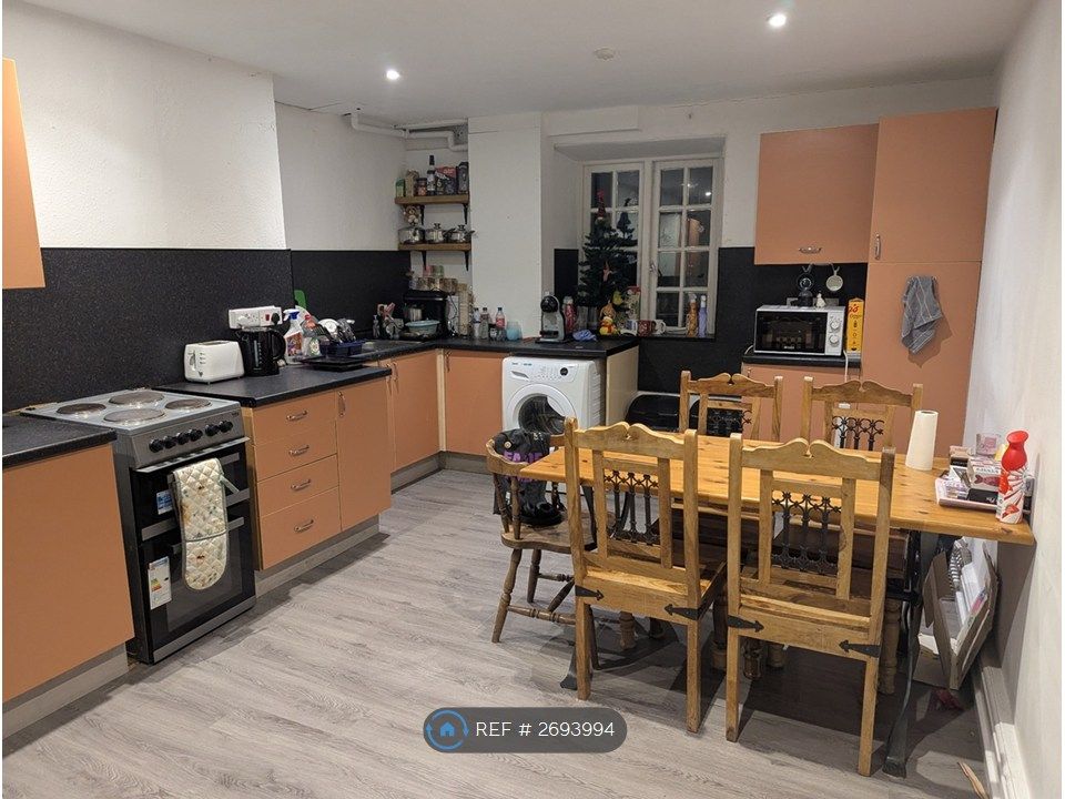 Property photo 2 of 8 Kitchen