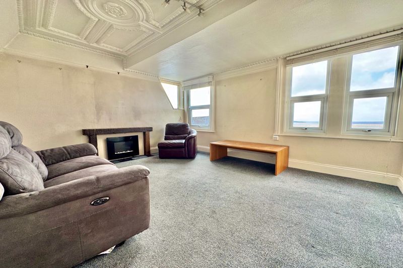 Property photo 3 of 12 Lounge