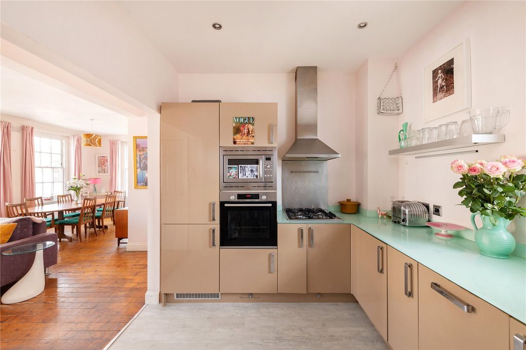 Property photo 2 of 18 Picture No. 11