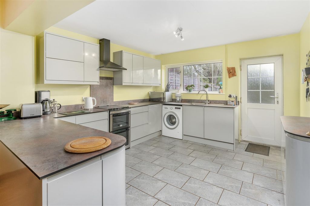Property photo 2 of 18 6 Gulliver's Close, Horley-5.Jpg